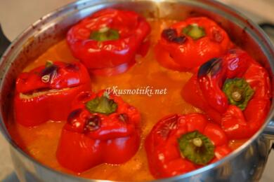 Чушки с ориз, кайма и бял сос