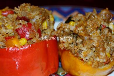 Чушки с ориз, кайма и бял сос