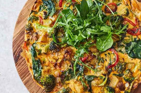 Фритата с картофи, чушки и броколи