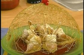 Лебеди в малиново езерце с карамелена клетка