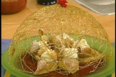 Лебеди в малиново езерце с карамелена клетка