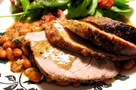 Свинско със салата от черен боб