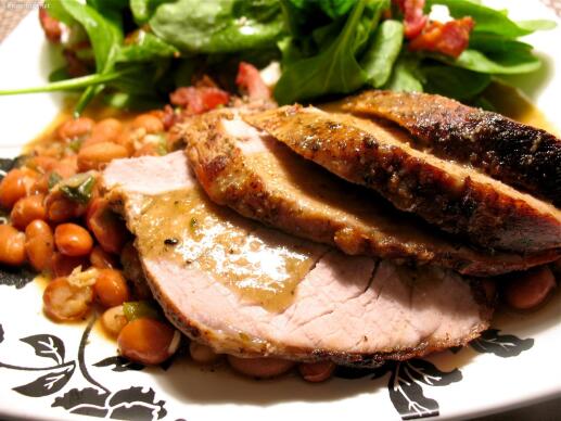 Свинско със салата от черен боб