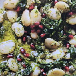 Топла салата с маслен боб, песто и спанак