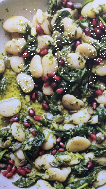 Топла салата с маслен боб, песто и спанак