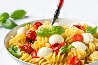 Салата с паста Капрезе