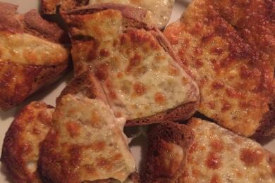 Сандвич с кашкавал и печен салам