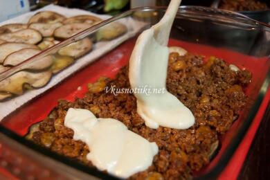 Мусака с кайма и сини домати