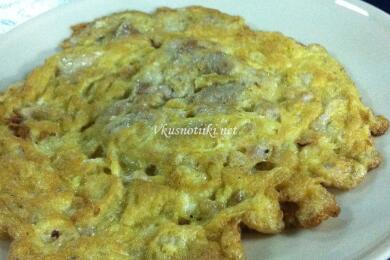 Яйца с бекон и лук