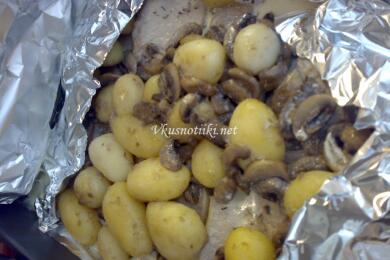 Месо с картофи и чубрица в гювеч или огнеопорно стъкло