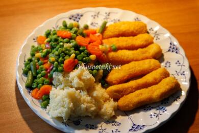 Пилешки пръчици със сос