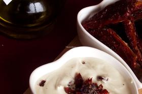 Млечен пастет със сушени домати