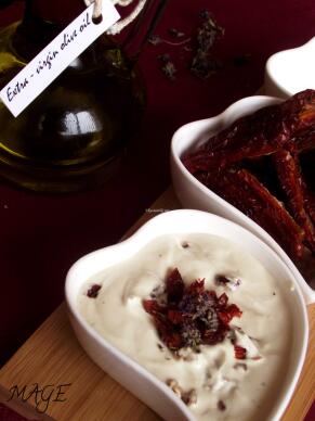 Млечен пастет със сушени домати