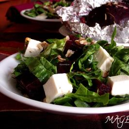 Зелена салата с цвекло, орехи и топено сирене