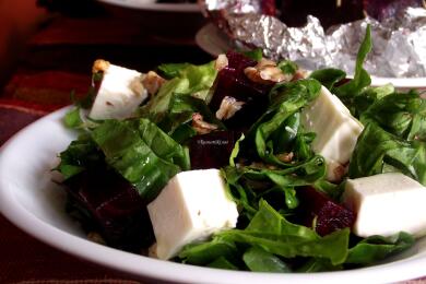 Зелена салата с цвекло, орехи и топено сирене