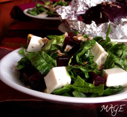 Зелена салата с цвекло, орехи и топено сирене