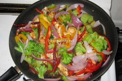 Пилешки гърди със зеленчуци