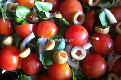 Салата от червени домати