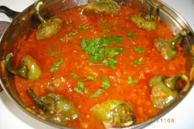 Тестени гювечета с чушки в доматен сос