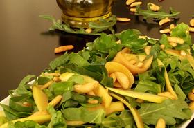 Салата с рукола, спанак, манго, ябълка и оризови ядки