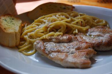 Пилешко филе с пикантен сос