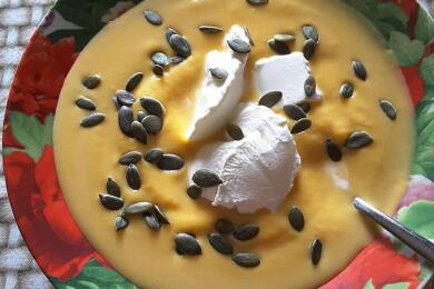 Тиквена супа със заквасена сметана и сурови тиквени семки