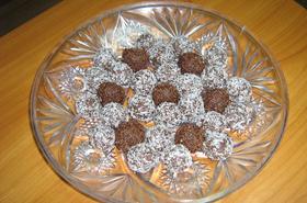 Бисквитени топчета в кокосови стърготини и шоколадови пръчици