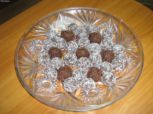 Бисквитени топчета в кокосови стърготини и шоколадови пръчици