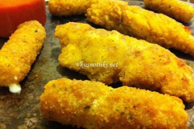 Пилешки пръчици със сос