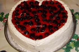 Пандишпанова торта със сметана и сладко от вишни