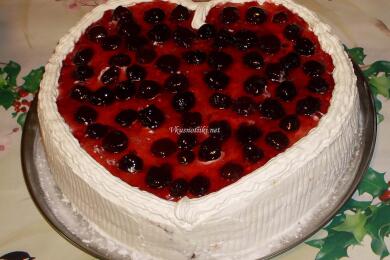 Пандишпанова торта със сметана и сладко от вишни