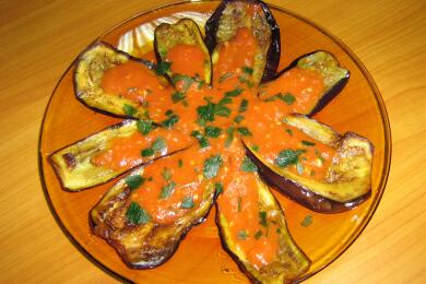 Пържен патладжан с доматен сос