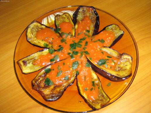 Пържен патладжан с доматен сос