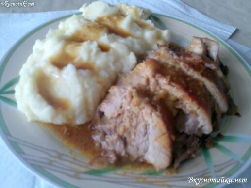 Свинско задушено с картофено пюре