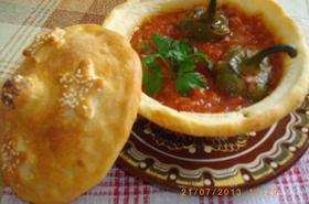 Тестени гювечета с чушки в доматен сос