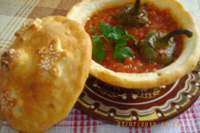 Тестени гювечета с чушки в доматен сос