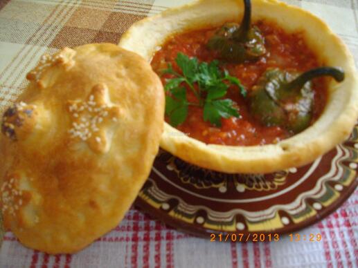 Тестени гювечета с чушки в доматен сос