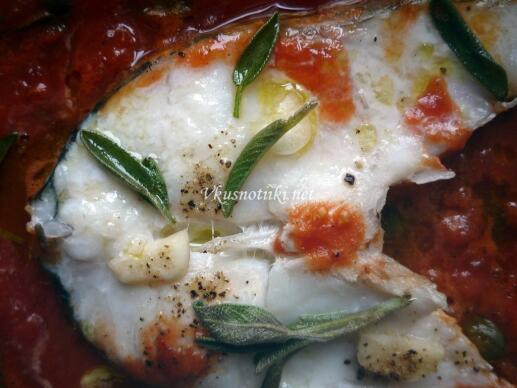 Печена риба с доматен сос