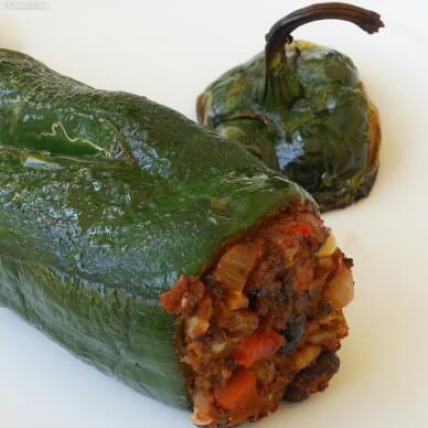 Чушки, пълнени с боб