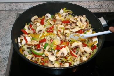 Гъби с доматен сос