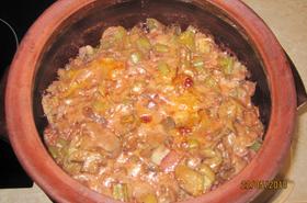 Задушено свинско с гъби в гювеч