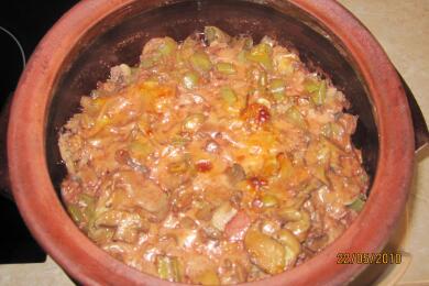 Задушено свинско с гъби в гювеч