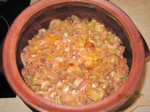 Задушено свинско с гъби в гювеч