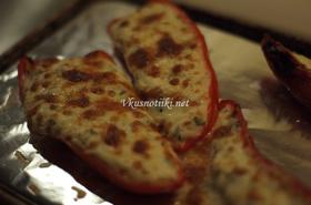 Пълнени чушки с яйца и сирене с млечен сос