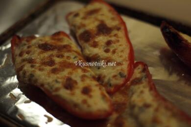 Пълнени чушки с яйца и сирене с млечен сос