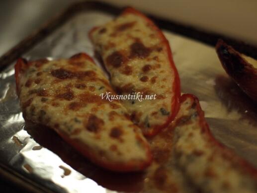 Пълнени чушки с яйца и сирене с млечен сос