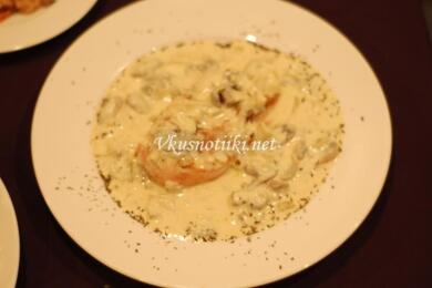 Пилешко филе с пикантен сос