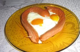 Сърце от кренвирш с яйце