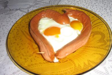 Сърце от кренвирш с яйце