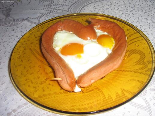 Сърце от кренвирш с яйце